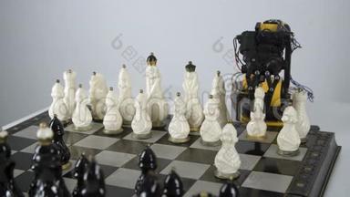 机器人<strong>手臂</strong>与玩国际象棋。 <strong>智能机械</strong>手实验。 工业机器人模型。